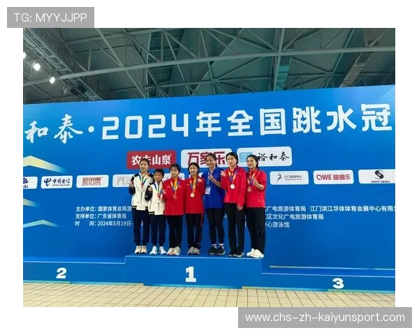 跳水双人赛动作完美，全场掌声不断