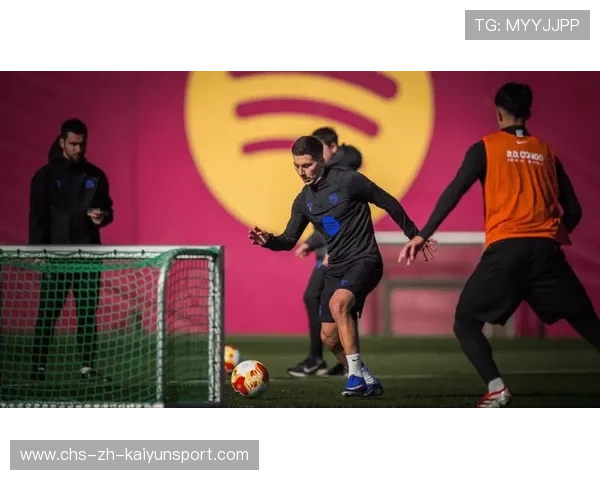 弗里克逼疯对手！巴萨训练强度曝光像军营，巴萨近年训练服