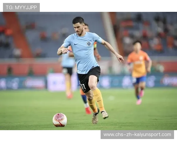 深圳新鹏城中场远射开火，门将飞身仍难阻入网